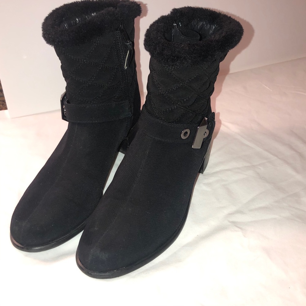 Stuart Weitzman Quilted Black Buckle Boot Sz 5.5